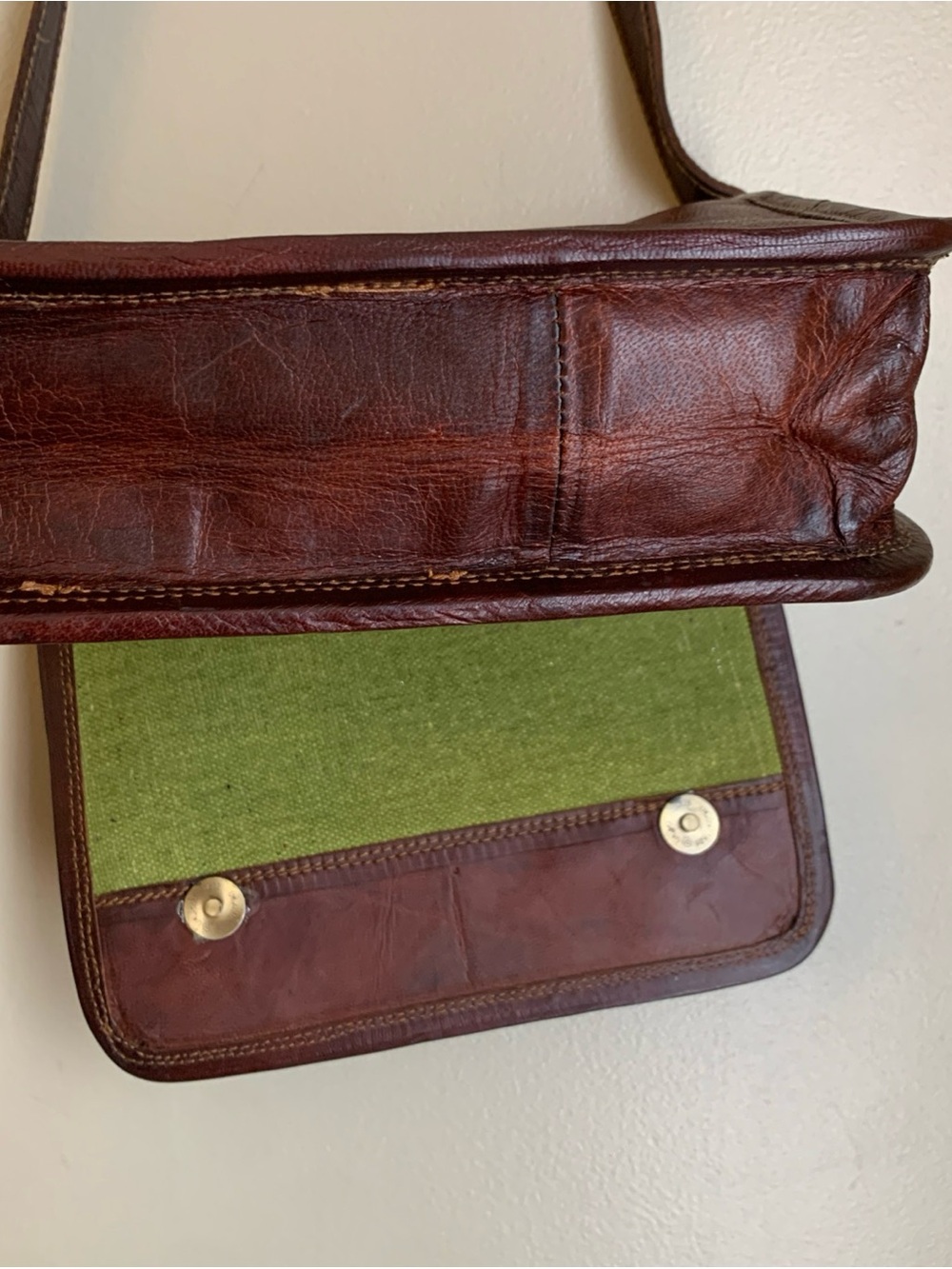 Vtg Waxed Leather Messenger Bag Crossbody Green Canvas Interior Brass Hardware - Picture 12 of 13